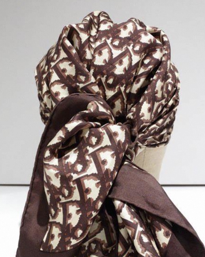 Dior Scarf: A Timeless Accessory of Elegance插图3