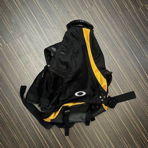 oakley crossbody bag